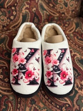 New-Women’s White Slippers Size 9/10 Pink Floral 'K' Design
